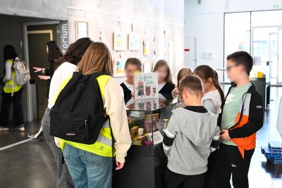 Animation autour d'objets sc&eacute;nographiques mis sous vitrine &agrave; M&eacute;ricourt (62).
