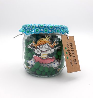 Objet détourné - Création plastique de Séverine Duchesne "Princesse aux petits pois" présentée dans un bocal de verre.