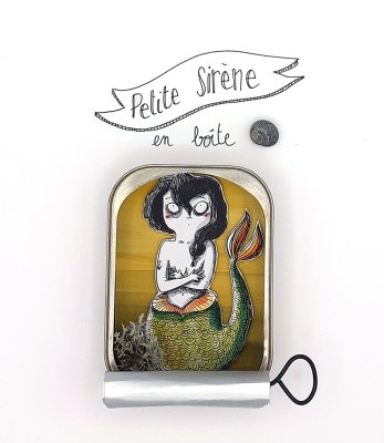 Objet détourné - Création plastique de Séverine Duchesne "Petite Sirène en boîte" présentée dans une boîte de sardines.
