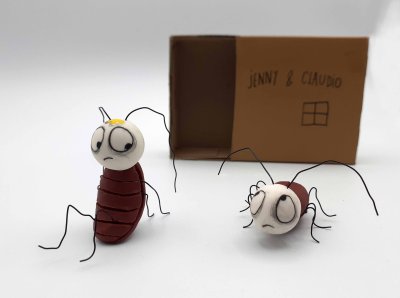 "Jenny et Claudio, les cafards de Poupouce" - Saynète en pâte auto-durcissante et carton - à disposer sous vitrine.