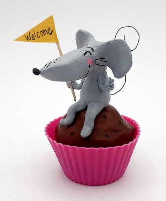 Mini-saynète "la petite souris de Croquillon" réalisée par l'artiste en pâte auto-durcissante. À disposer sous vitrine pour se laisser admirer !