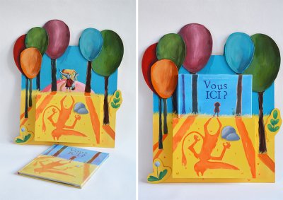 Porte-album permettant de présenter au sein de l'exposition le livre "Vous ici ?". Histoire détournée à partir du conte du "Petit Chaperon rouge".