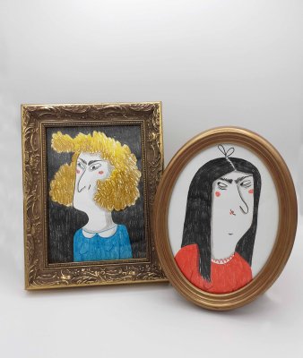 Éléments de scénographie : 2 cadres présentant les portraits des demi-sœurs de Croquillon, réalisées par Séverine Duchesne