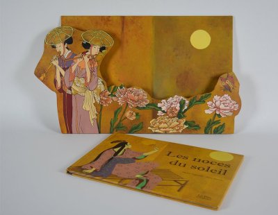 Porte-album réalisé en carton peint pour présenter "Les noces du soleil" au sein de l'exposition aux côtés des illustrations originales d'Anne Buguet.