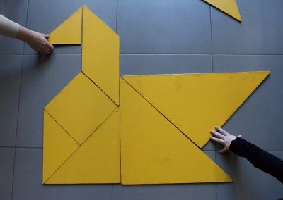 Réalisation en cours d'un cygne - Jeu de Tangram carré de grande taille constitué de 7 pièces en carton peint - Dimensions (Lxl) : 70x70cm
