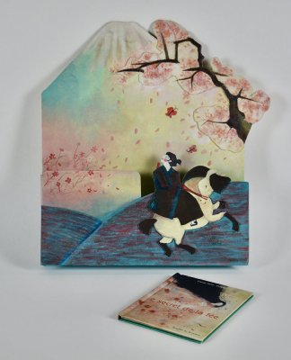 Porte-album réalisé en carton peint pour présenter "Le secret de la fée" au sein de l'exposition avec les illustrations originales d' Élise Mansot