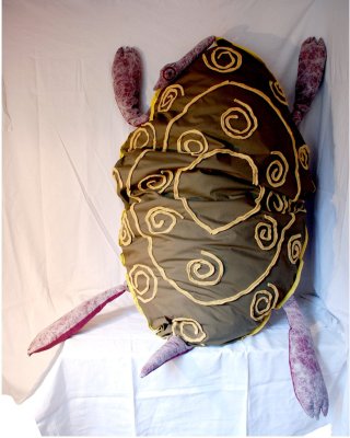 Énorme coussin-lecture en forme de tortue, inspiré de l'animal dans l'album intitulé "Les deux vies de Taro"