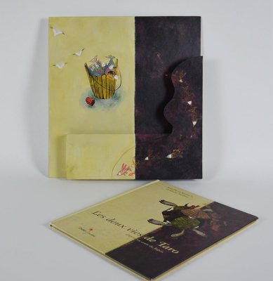 Porte-album réalisé en carton peint pour présenter "Les deux vies de Taro" au sein de l'exposition aux côtés des illustrations originales d'Élodie Nouhen.
