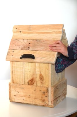 Cabane sensorielle géante contenant des éléments végétaux à découvrir à l'aveugle par le toucher.