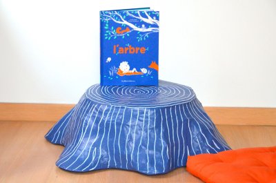 Tron d'arbre avec l'album "L'arbre"