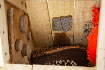 Les éléments à toucher à l'intérieur de la cabane sensorielle