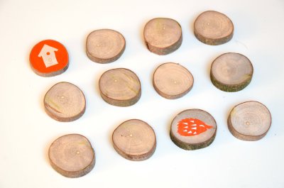Jeu de mémory en bois, réalisé à partir de rondelles de branches peintes