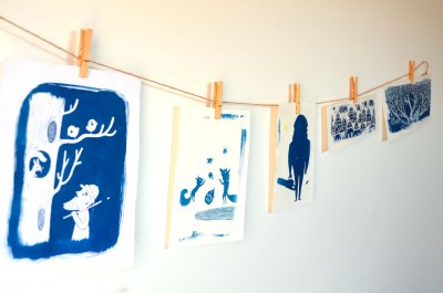 Épreuves d'essai de différents cyanotypes : 22 tirages à suspendre sur un fil avec des pinces à linge en bois.