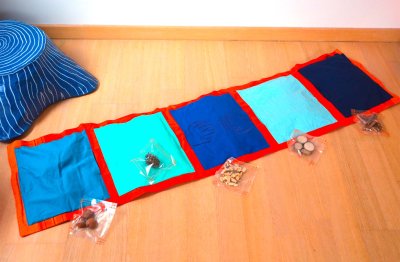 Tapis sensoriel et ses pochettes à deviner par le toucher