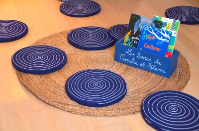 Galettes d'assises rondes à disposer sur ou autour les deux tapis en coco tel des souches d'arbres.