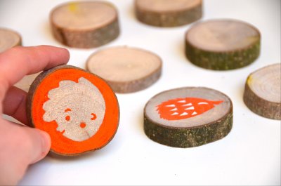 Jeu de mémory en bois, réalisé à partir de rondelles de branches peintes