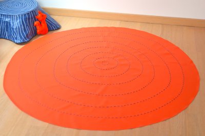 Tapis de sol rond destiné à l'accueil des bébés avec ses activités de découverte.
