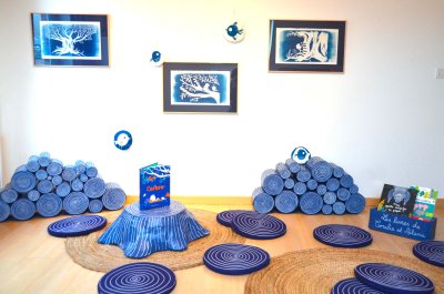 Mise en place de l'exposition "Au pied de mon arbre"