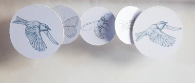 22 éléments de scénographie aérienne représentant divers insectes et oiseaux.