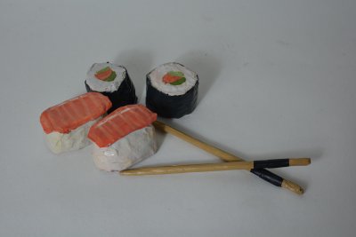 Décors en volume de plats salés tirés de la recette "L'atelier de maître sushi" - Éléments de scénographie à présenter sous vitrine.