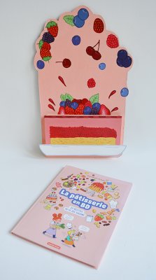 Porte-album sans l'album - Elément à présenter suspendu à un mur pour présenter l'album au sein des cadres de l'exposition.