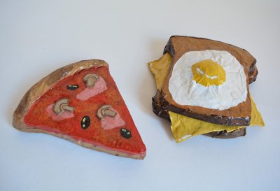 Décors en volume de plats salés tirés des recettes "Les pizzas à partager !" et "Les croque-Monsieur et croque-Madame" - Éléments de scénographie à présenter sous vitrine.
