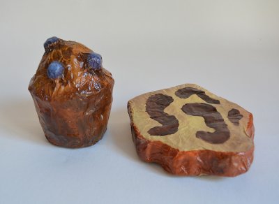 Décors en volume de plats sucrés tirés des recettes "Les muffins nature, myrtille…" et "Le marbré avec sa crème dessert vanille" - Éléments de scénographie à présenter sous vitrine.