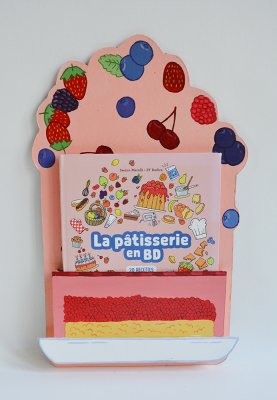 Porte-album avec l'album "La pâtisserie en BD" - Travail de peinture sur carton.