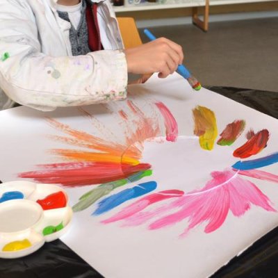 Réalisation en cours de la crinière de Camélion en peinture par un enfant lors d'un atelier animé par l'artiste.