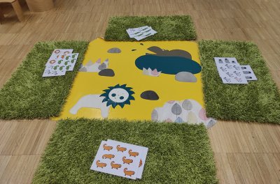 Un tapis en toile cirée présenté avec des bords gazonnés - Médiathèque de Bonneville (74)