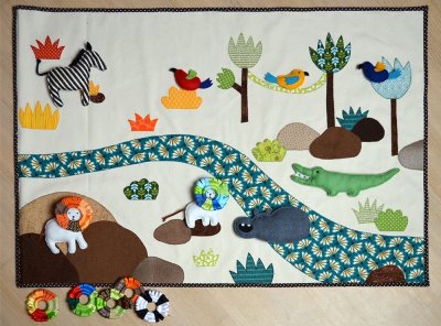 Fabuleux "Raconte-tapis" conçu et réalisé par l'artiste, pour raconter aux maternelles l'histoire en 3 dimensions - À placer au sol ou sur une large table basse -  Dimensions (Lxh) : 98x67 cm.