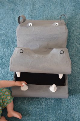 Petite menotte pour grosse quenotte ! Un décor d'hippopotame imposant pour servir de présentoir au livre.