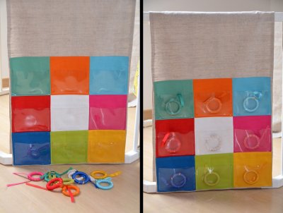 Panneau "Vide-poche" et ses 9 anneaux colorés correspondants, pour apprendre à différencier les couleurs et les associer à la bonne poche.