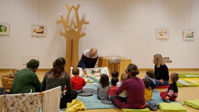 Bibliothécaire de la Médiathèque de Bonneville (74) en plein récit grâce au raconte-tapis !