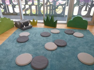 2 tapis à disposer côte à côte pour créer un espace d'accueil pour les groupes d'enfants accompagné de ses 12 galettes d'assise faisant penser à des rochers dans l'eau.