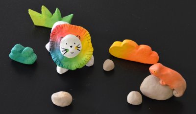 "Petit Lion et son ami le caméléon" - Adorable saynète miniature en terre modelée, cuite et peinte, réalisée par Coralie Saudo - À disposer sous vitrine.