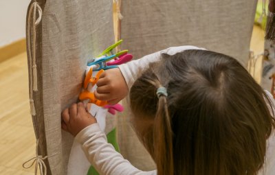 Des petites mains pour réaliser une belle crinière de toutes les couleurs !