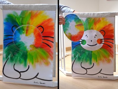 Panneau "Coucou, caché !" - Le portrait de Petit Lion a découvrir derrière son système de cache.