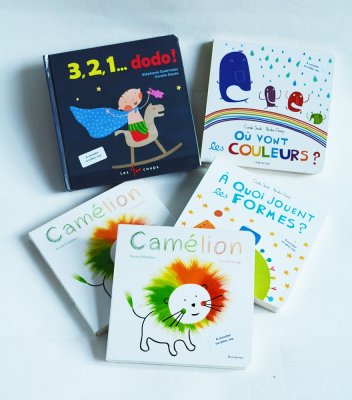 Petite bibliothèque des titres écrits ou illustrés par Coralie Saudo pour les tous petits. Albums cartonnés mis à disposition dans l'exposition.