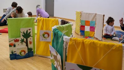 Présentation à la hauteur des tous-petits des tirages d'illustrations sur les structures d'un des 2 parcs.