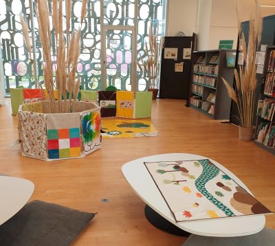 Mise en place du raconte-tapis à portée des yeux des plus petits- Médiathèque de Fougères (35)