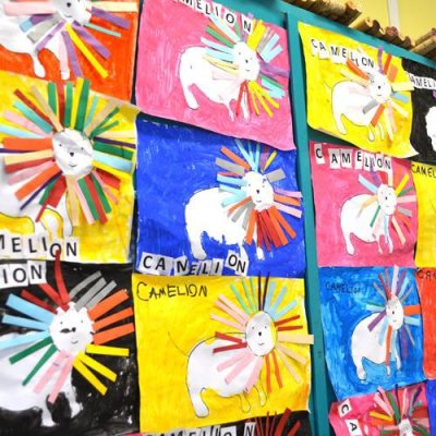 Présentation de réalisations en peinture et collage.