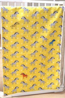 Panneau "Cherche l'intrus" et son tissu aux multiples zèbres dont 3 colorés pour apprendre à différencier.
