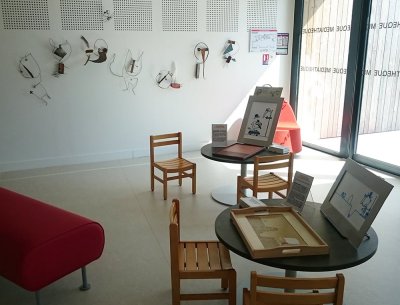 Les jeux peuvent être disposés sur des tables basses accessibles aux plus jeunes lecteurs - Médiathèque du Poiré-sur-Vie (85)