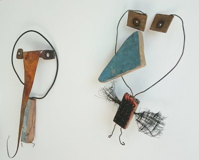 Vue de près de deux mobiles : La grue et l'oiseau au bec bleu - Médiathèque du Poiré-sur-Vie (85)