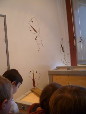 Accueil de classe - Présentation des mobiles de C. Voltz à la Médiathèque de Saint Raphaël (83)