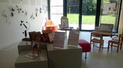 Présentation murale des mobiles de l'artiste accompagnés d'un présentoir d'album et de deux jeux de reconstitution d'images "à la manière de…" - Médiathèque du Poiré-sur-Vie (85)