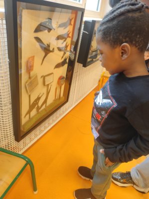 Grand cadre en plexiglas et baguette noire pr&eacute;sentant les diff&eacute;rentes gueules du loup en m&eacute;tal. Dimensions (70x100x5cm).