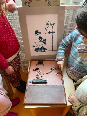 Atelier de reconstitution de l'illustration avec son mod&egrave;le &agrave; partir de 27 &eacute;l&eacute;ments de r&eacute;cup&eacute;ration.