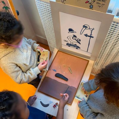 Atelier de reconstitution de l'illustration avec son mod&egrave;le &agrave; partir de 27 &eacute;l&eacute;ments de r&eacute;cup&eacute;ration.